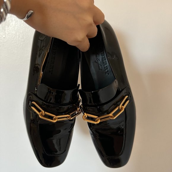 Burberry Chillcotpatent Leather Loafers with Gold Chain - Picture 3 of 6